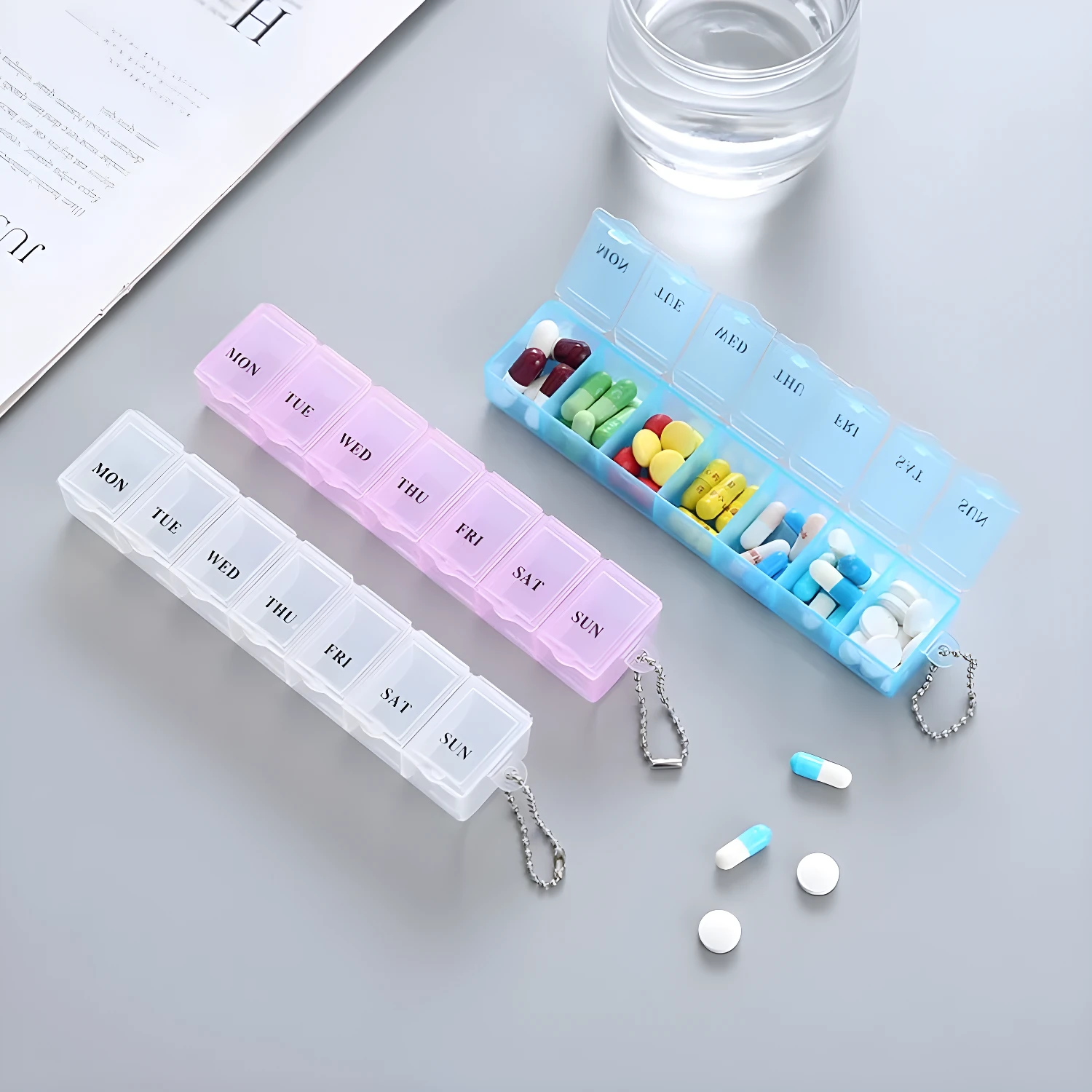 Pastillero semanal 7 rejillas organizado con pastillas y cápsulas, ideal para viajes.