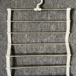 Perchero con gancho para colgar múltiples prendas, ideal para organizar closet.