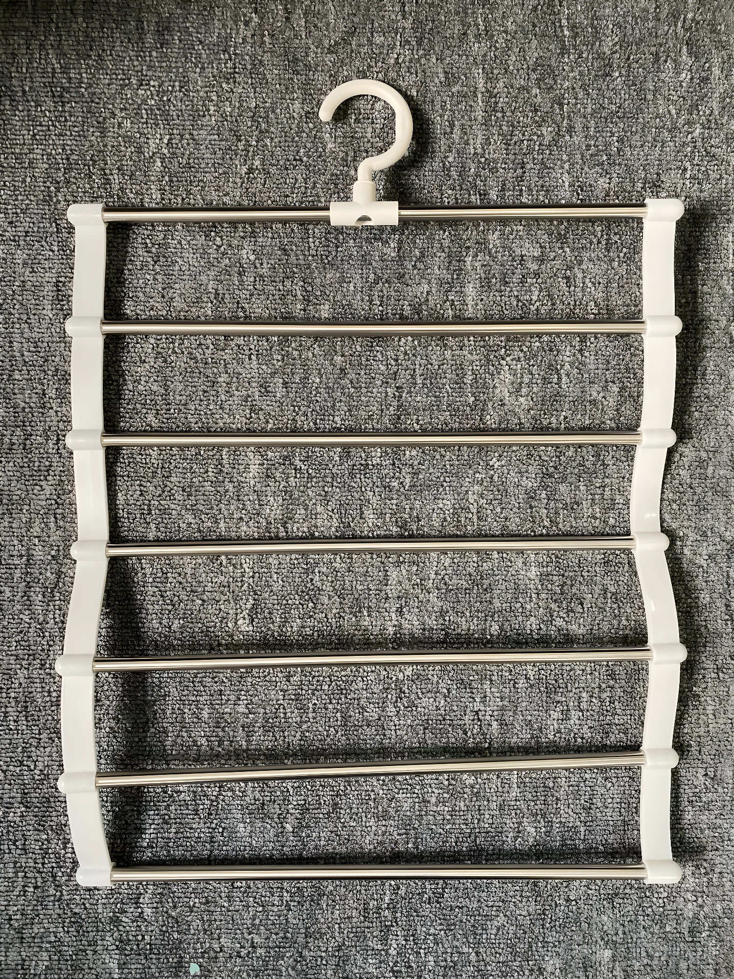 Perchero con gancho para colgar múltiples prendas, ideal para organizar closet.