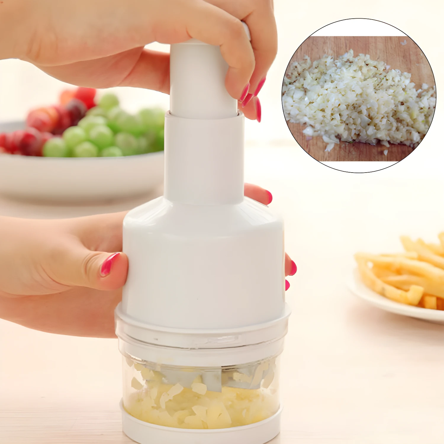 Picador de verduras manual Press Choper triturando ajo para cocinar.