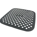 Protector de silicona cuadrado para freidora con múltiples orificios, gris oscuro.