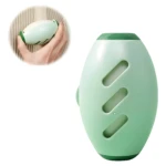 Pelota quitapelusas verde reutilizable que atrapa pelos de ropa y mascotas.