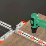 Regla de posicionamiento y perforación de 24 pulgadas con taladro verde sobre superficie de madera.