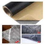 Parche autoadhesivo para reparación de cuero negro con textura.