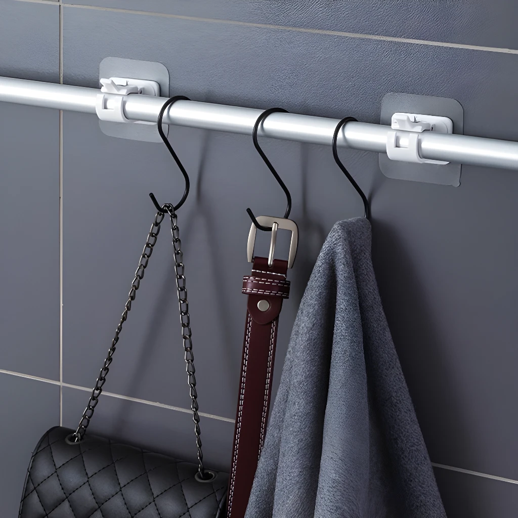 Soporte barra cortina ajustable sin clavos cuelga bolso, cinturón y toalla sobre azulejos.