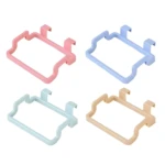 Soportes colgantes para bolsas de basura en rosa, azul, menta y beige.