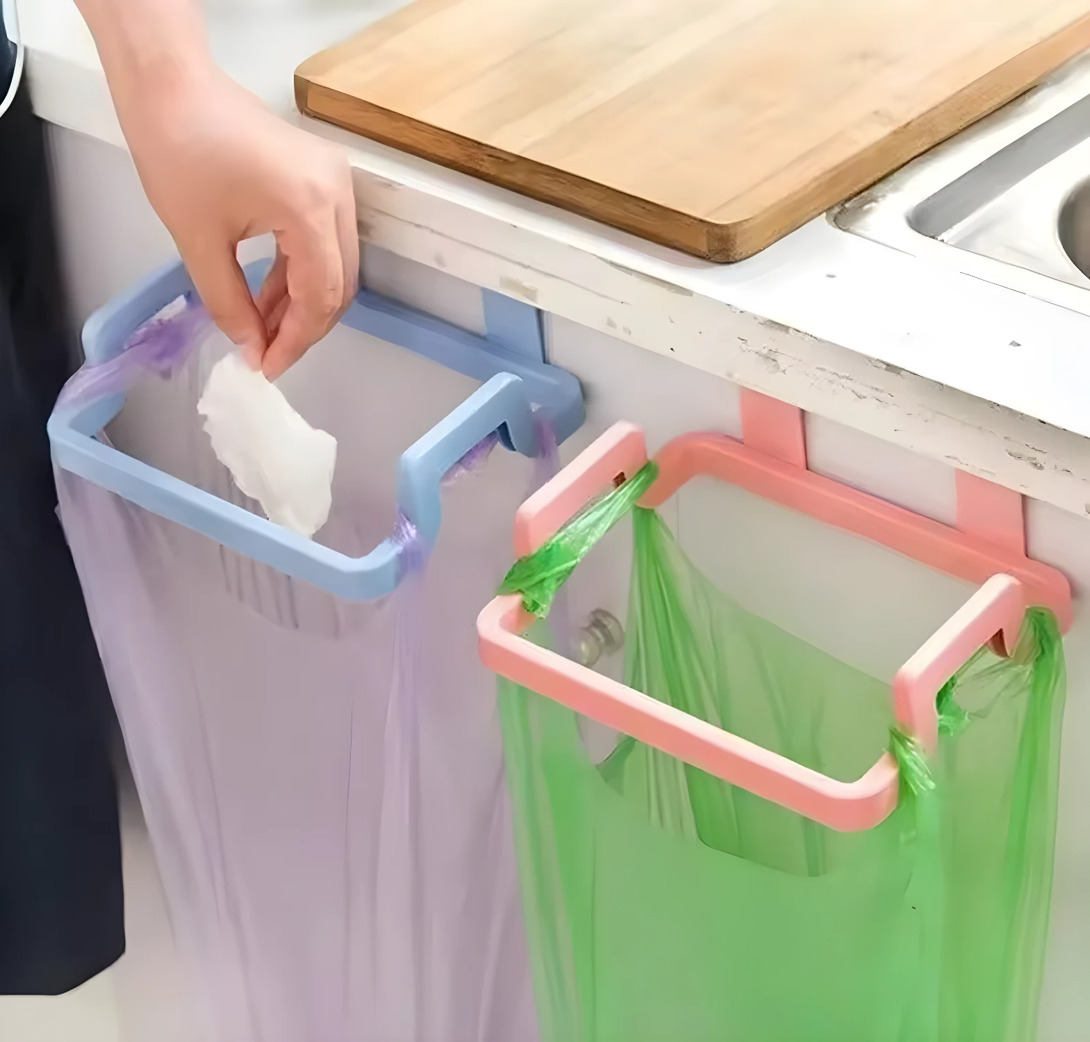 Soporte colgante para bolsas de basura, ideal para cocina. Incluye dos unidades.