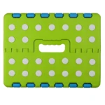 Taburete mini plegable verde para niños con asas y diseño de puntos.