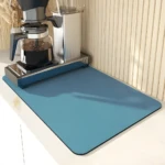 Tapete absorbente de cocina azul para proteger encimeras y cafeteras.