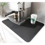 Tapete absorbente para cocina gris con cafetera, vaso Starbucks y planta.