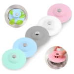 Tapón de drenaje silicona multiuso con hojas verdes y coladores de colores.