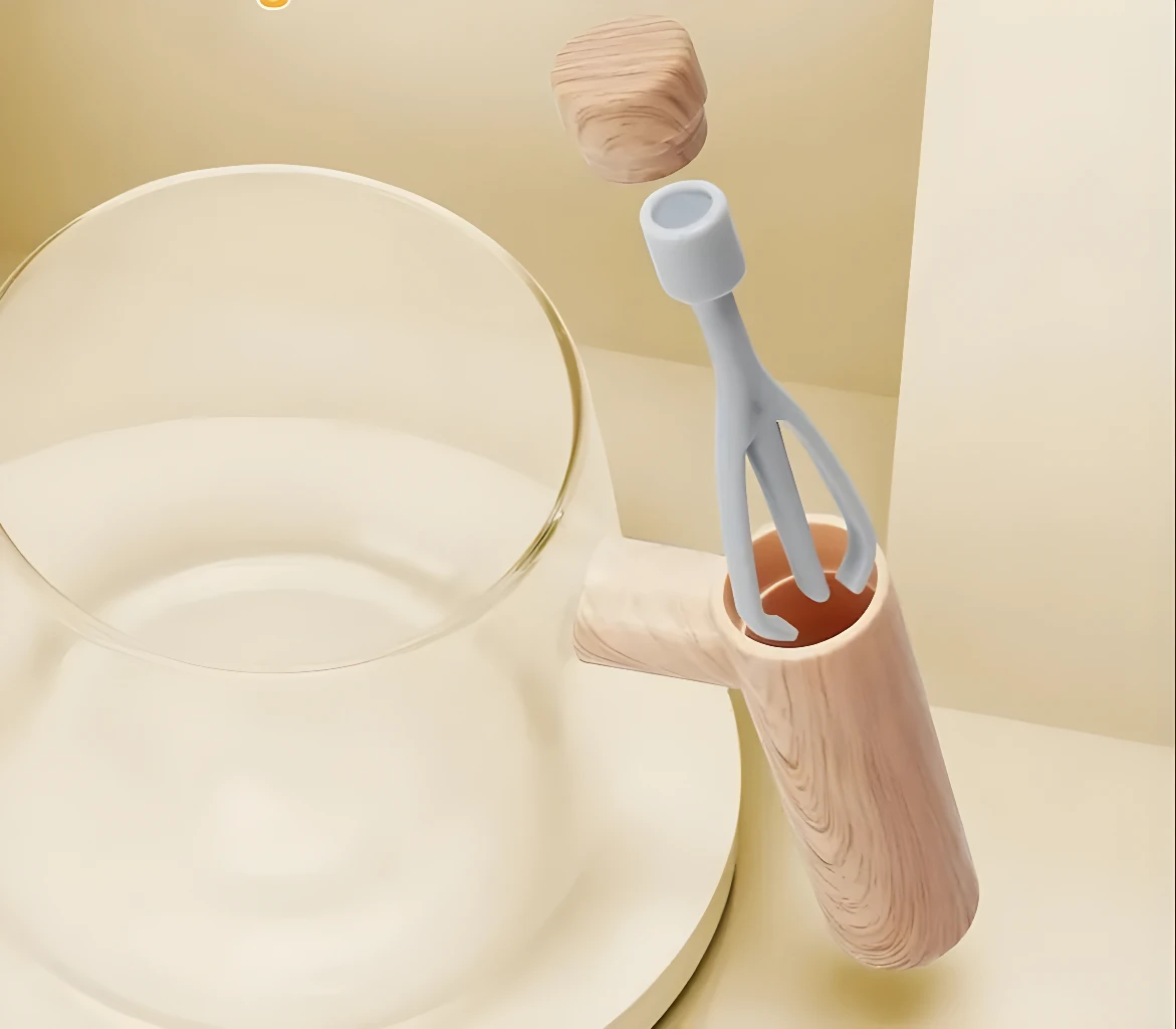 Taza mezcladora eléctrica con tenedor gris y tapa de madera flotando sobre base redonda.