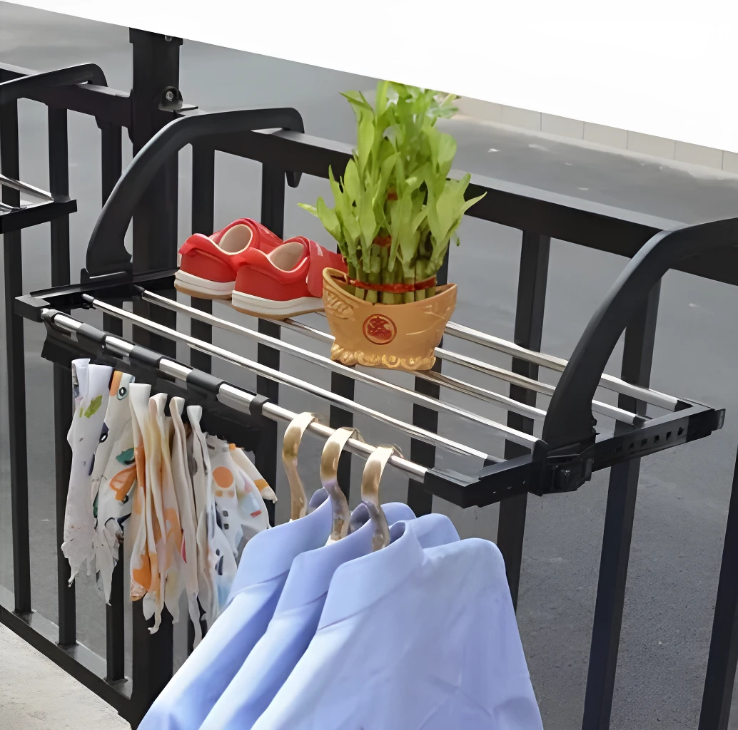 Tendedero de ropa plegable para balcón con zapatos rojos y planta de bambú.