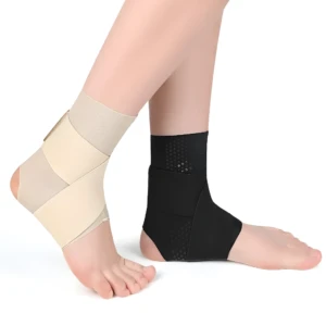 Tobillera ortopédica de compresión negra y beige para soporte de tobillo.