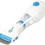 Aspiradora eléctrica blanca para piojos y liendres con peine metálico, depósito transparente y botón azul superior.