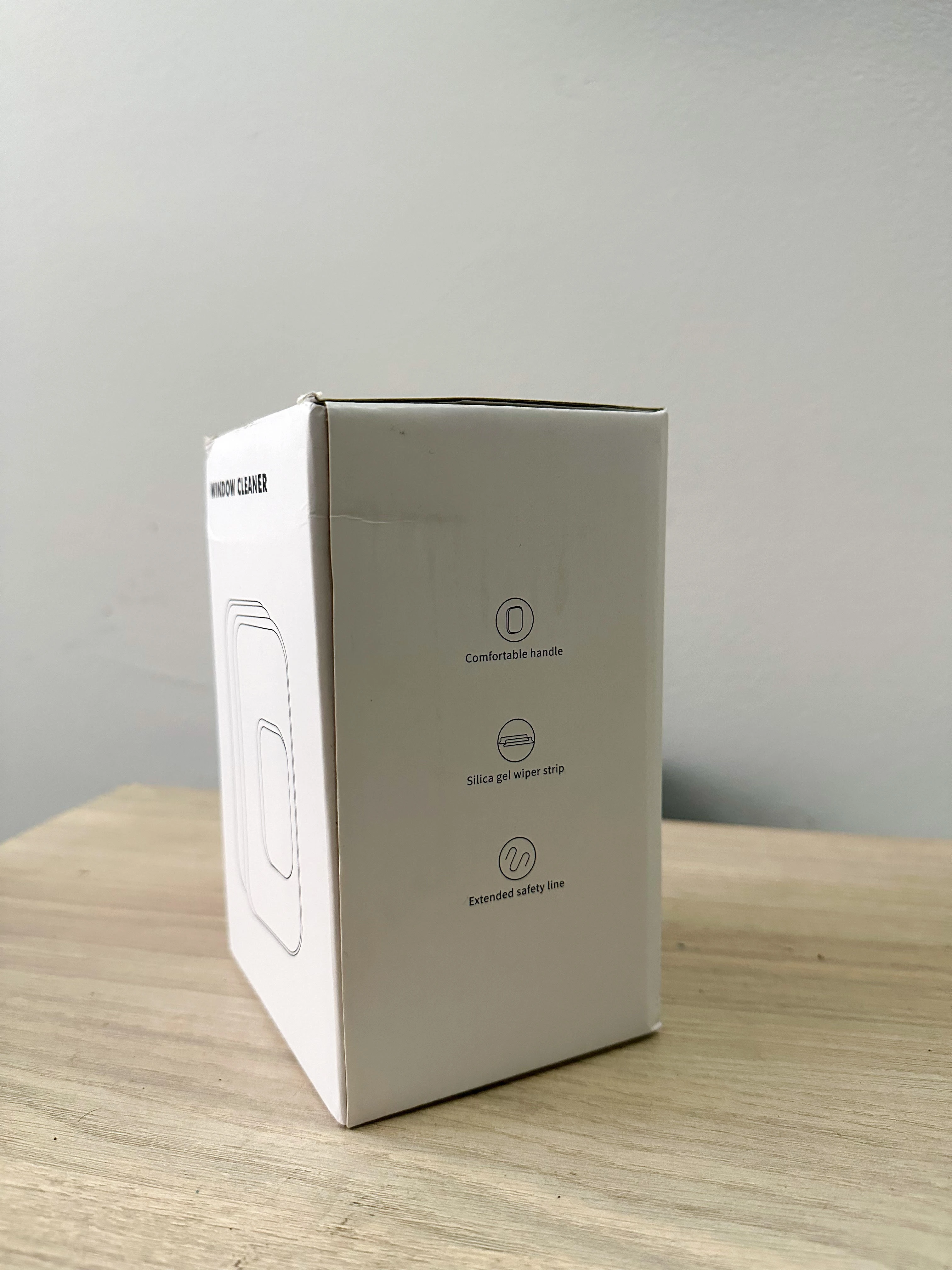 Caja de limpia vidrios magnético con diseño de confort, banda de sílica y línea de seguridad extendida.