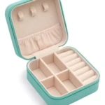 Mini organizador viajero para joyas turquesa, compacto y práctico con compartimentos, ideal para guardar anillos y aretes.