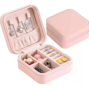 Mini organizador viajero de joyas rosa con compartimentos para anillos, collares y aretes.