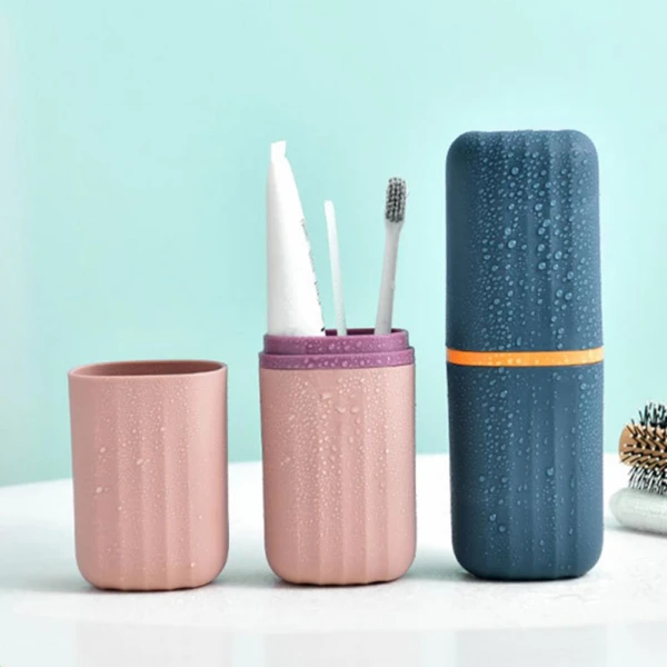 Estuche organizador de cepillo de baño en tonos pastel y azul, con detalles de gotas de agua.
