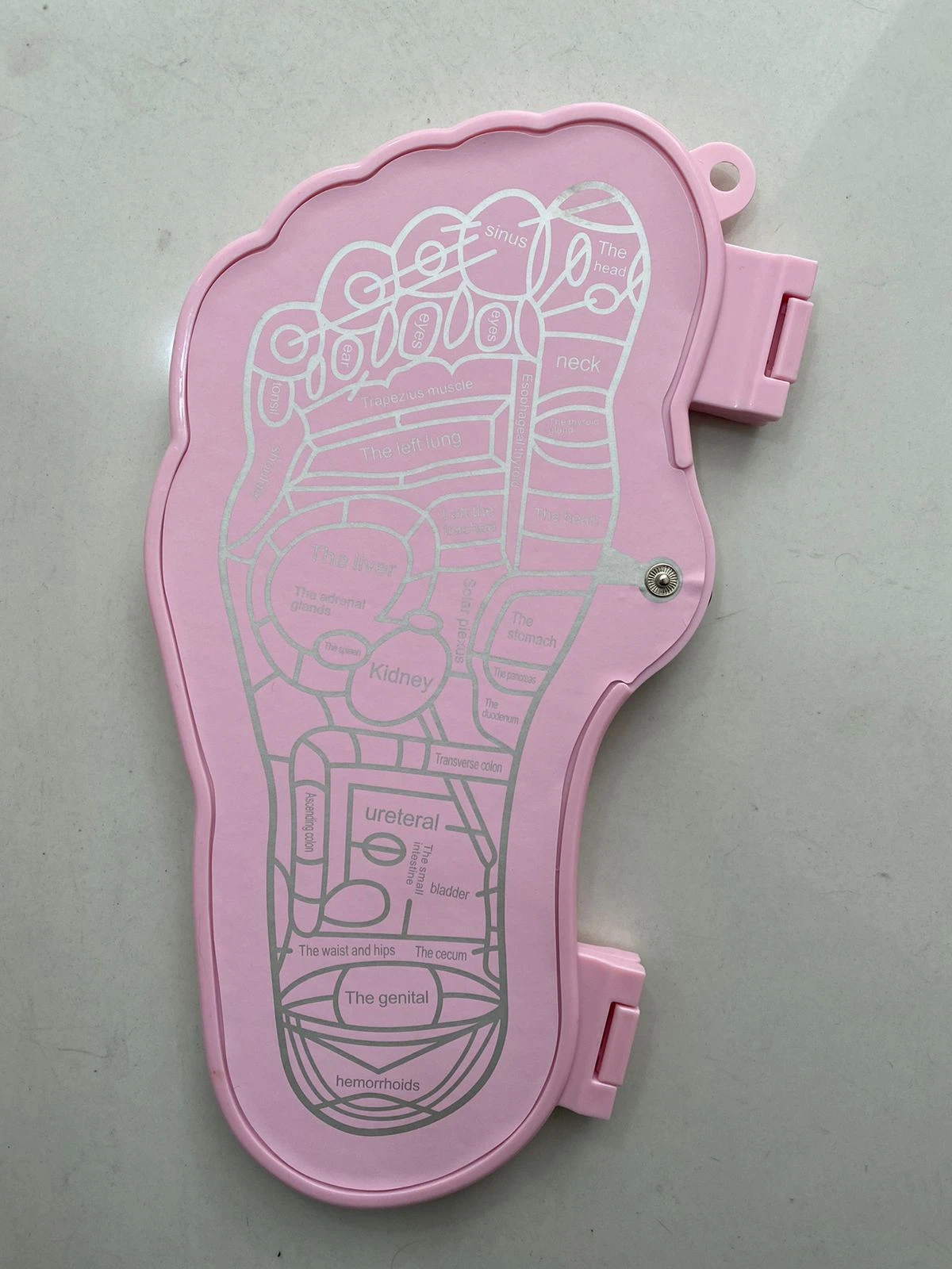 Tapete masajeador de pies rosado con reflexología, órgano y mapa de puntos.