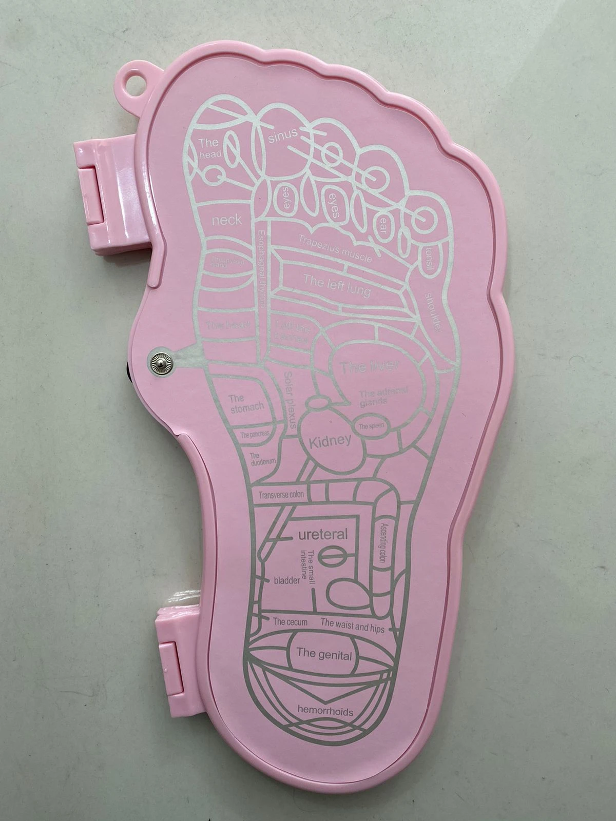 Tapete masajeador de pies rosado con reflexología podal detallada para alivio y bienestar.