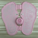 Tapete masajeador de pies rosado para reflexología con diagrama de puntos de presión para alivio.