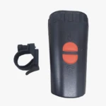 Linterna led negra para bicicleta con pito y clip de montaje.