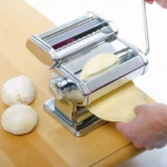 Máquina para hacer pasta espagueti: masa laminada y bolas de masa listas.