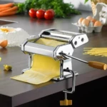 Máquina para hacer pasta spaguetti fresca con rodillo y asa, ideal para cocina casera.