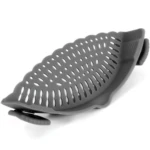 Colador de silicona gris para ollas, se sujeta al borde y escurre alimentos.
