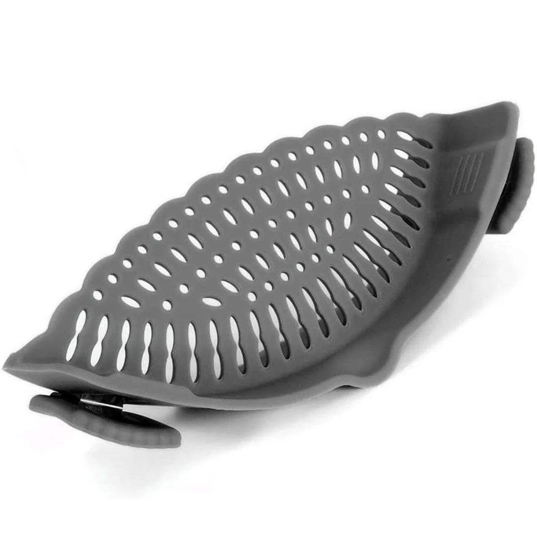 Colador de silicona gris para ollas, se sujeta al borde y escurre alimentos.
