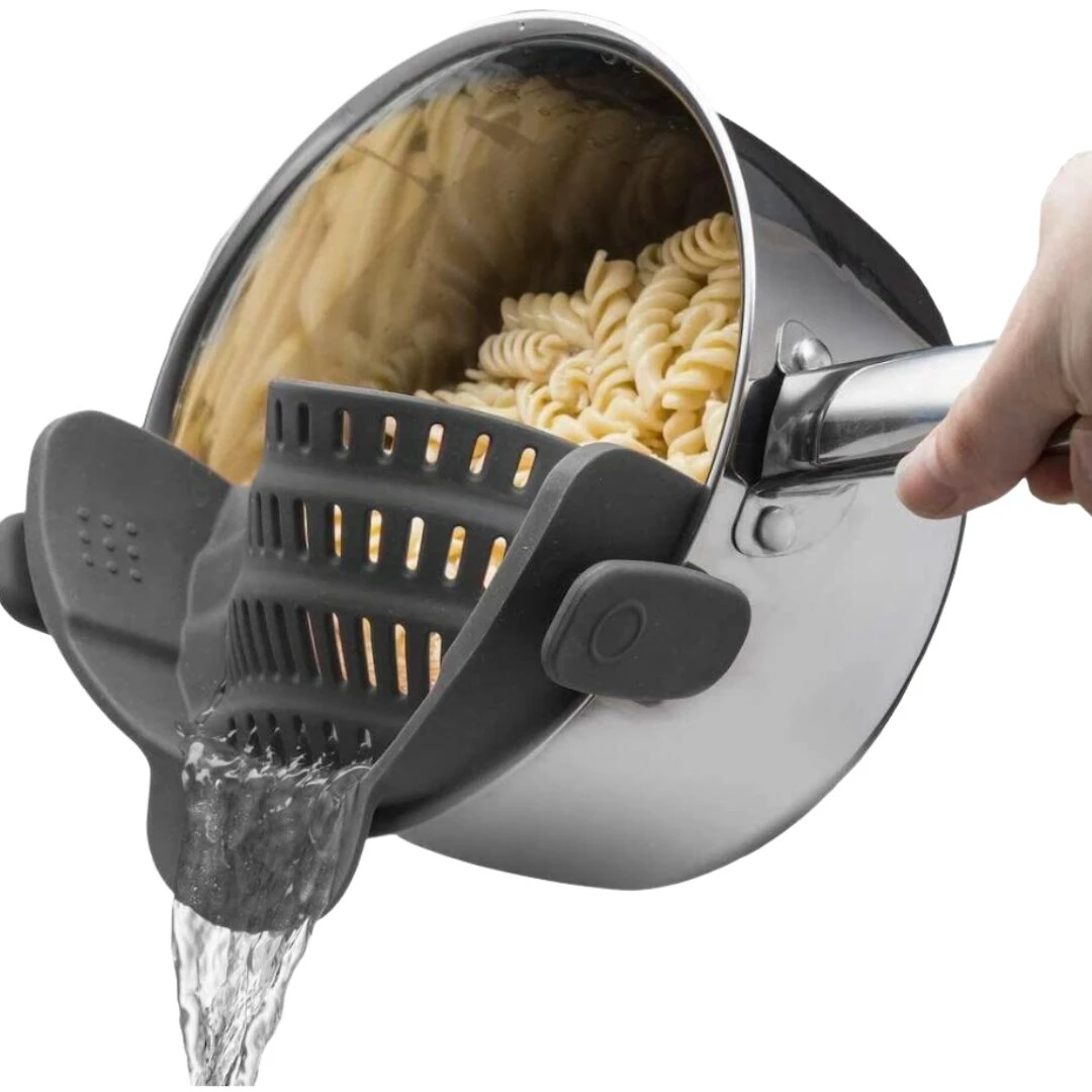 Colador de silicona para ollas con pasta escurriendo agua.