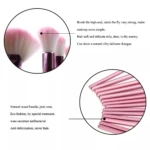 Juego de brochas de maquillaje rosa con mango de madera, cerdas suaves y diseño elegante.