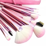 Juego de brochas de maquillaje rosa con estuche, ideal para aplicar polvos y contornos.