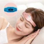 Masajeador eléctrico de cabeza relajante en uso, diseño rosa para aliviar estrés.