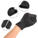 Guante de lycra negro para billar de tres dedos, muestra de costuras y ajuste.