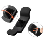 Gancho organizador de cables adhesivo negro con clips para sujetar y dos flechas indicando adhesión.