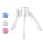 Soporte dispensador para botellón con tapones de repuesto azul, blanco y rosa.