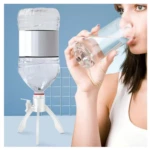 Dispensador de agua para botellón con soporte, ideal para refrescarse.