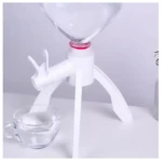 Dispensador para botellón de agua con grifo y base blanca, sirviendo en vaso de vidrio.