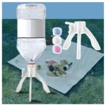 Soporte dispensador para botellón de agua con grifo blanco y accesorios de picnic.