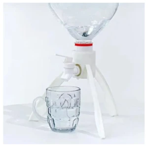 Soporte dispensador para botellón con grifo y vaso de vidrio, ideal para agua.