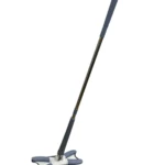 Trapeador de microfibra con mango extensible, ideal para limpieza profunda.