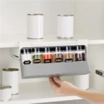 Organizador colgante moderno para especias: sal, pimienta, chile, comino, hinojo.