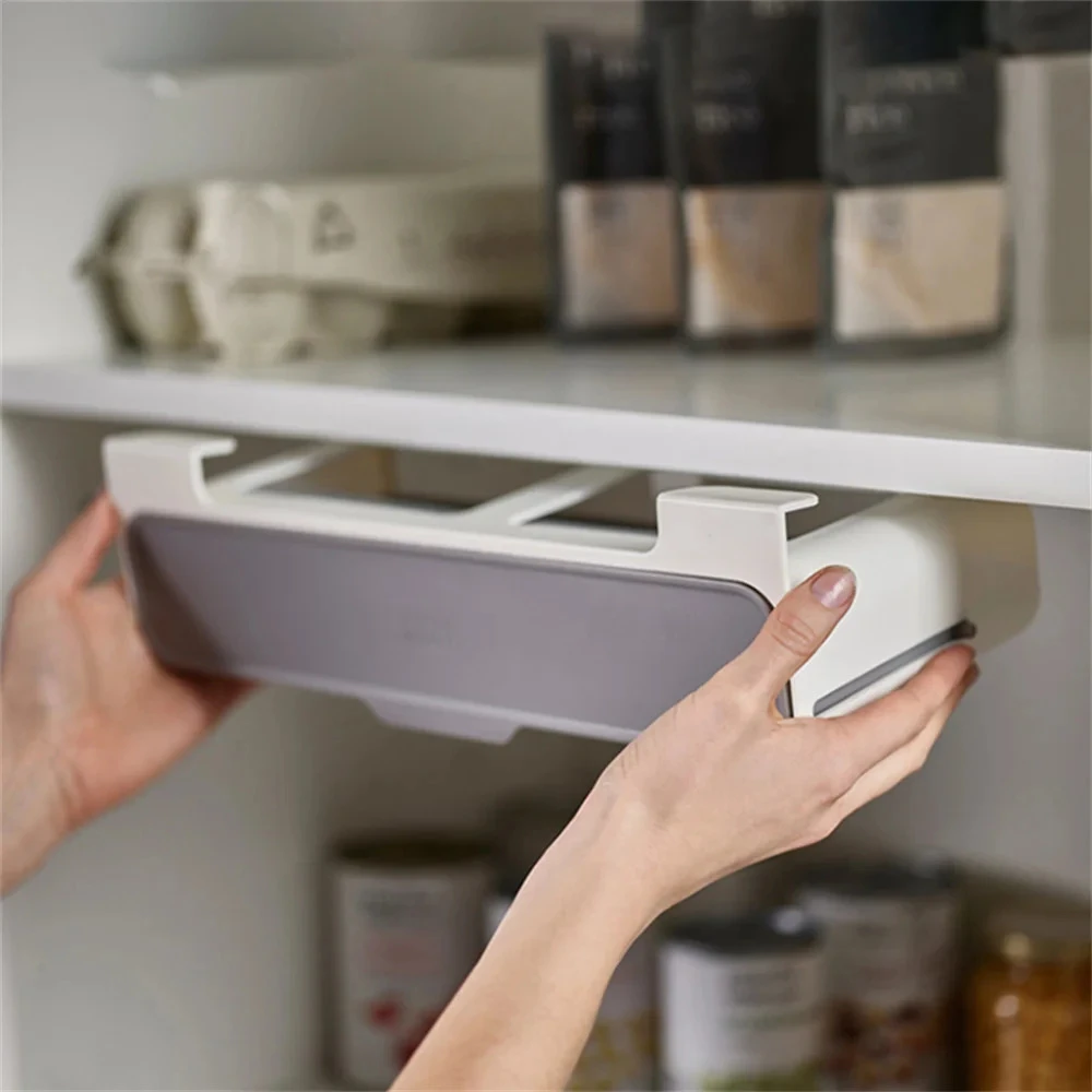 Organizador de especias colgante moderno se desliza bajo la repisa del refrigerador, optimizando espacio.