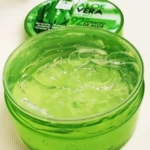 Gel Aloe Vera 92% natural, hidratante y protector, en envase verde translúcido.