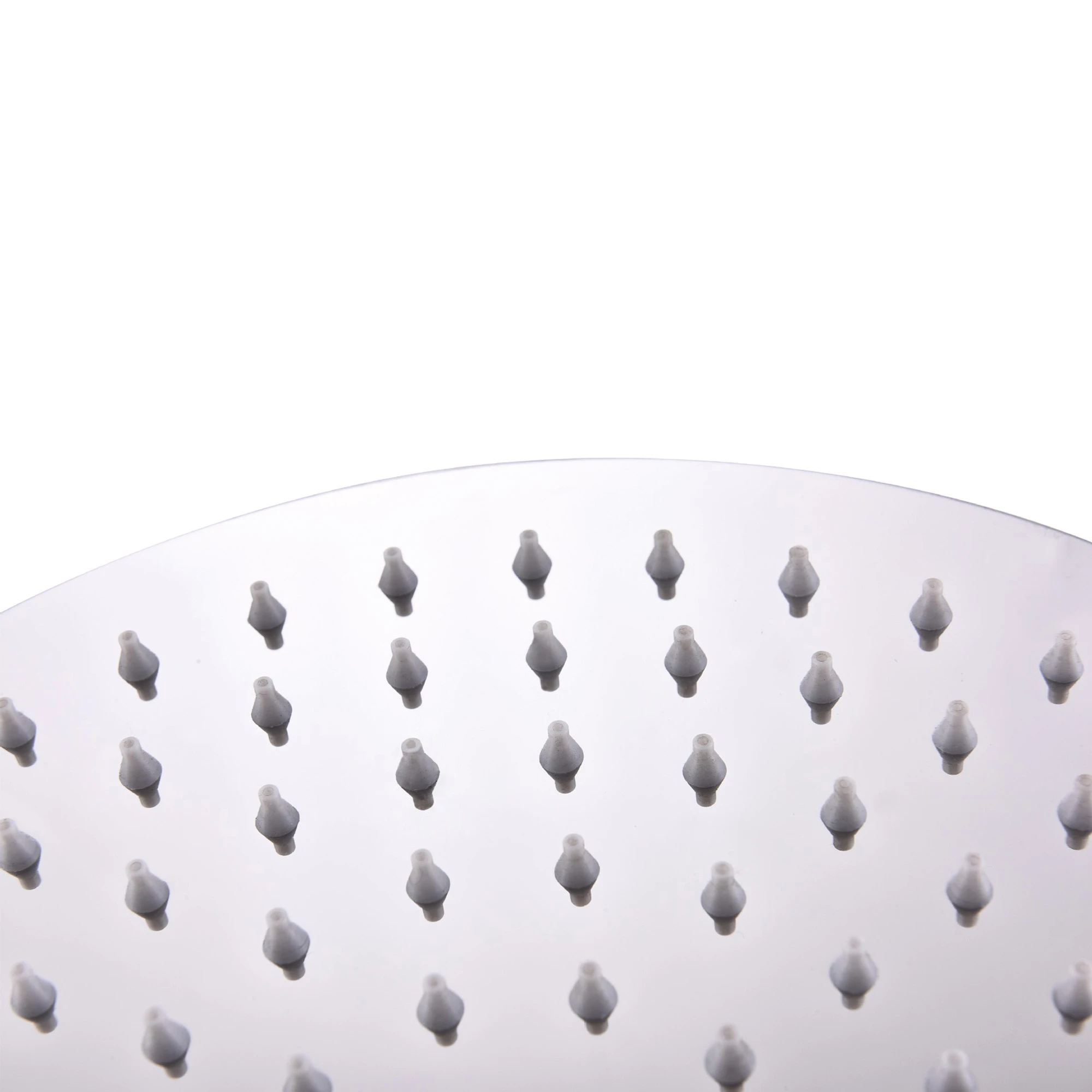 Regadera redonda cromada de 20 cm de diámetro con múltiples chorros de agua.