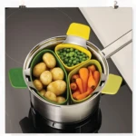 Kit X3 escurridor de silicona multiusos con patatas, guisantes y zanahorias en una olla.