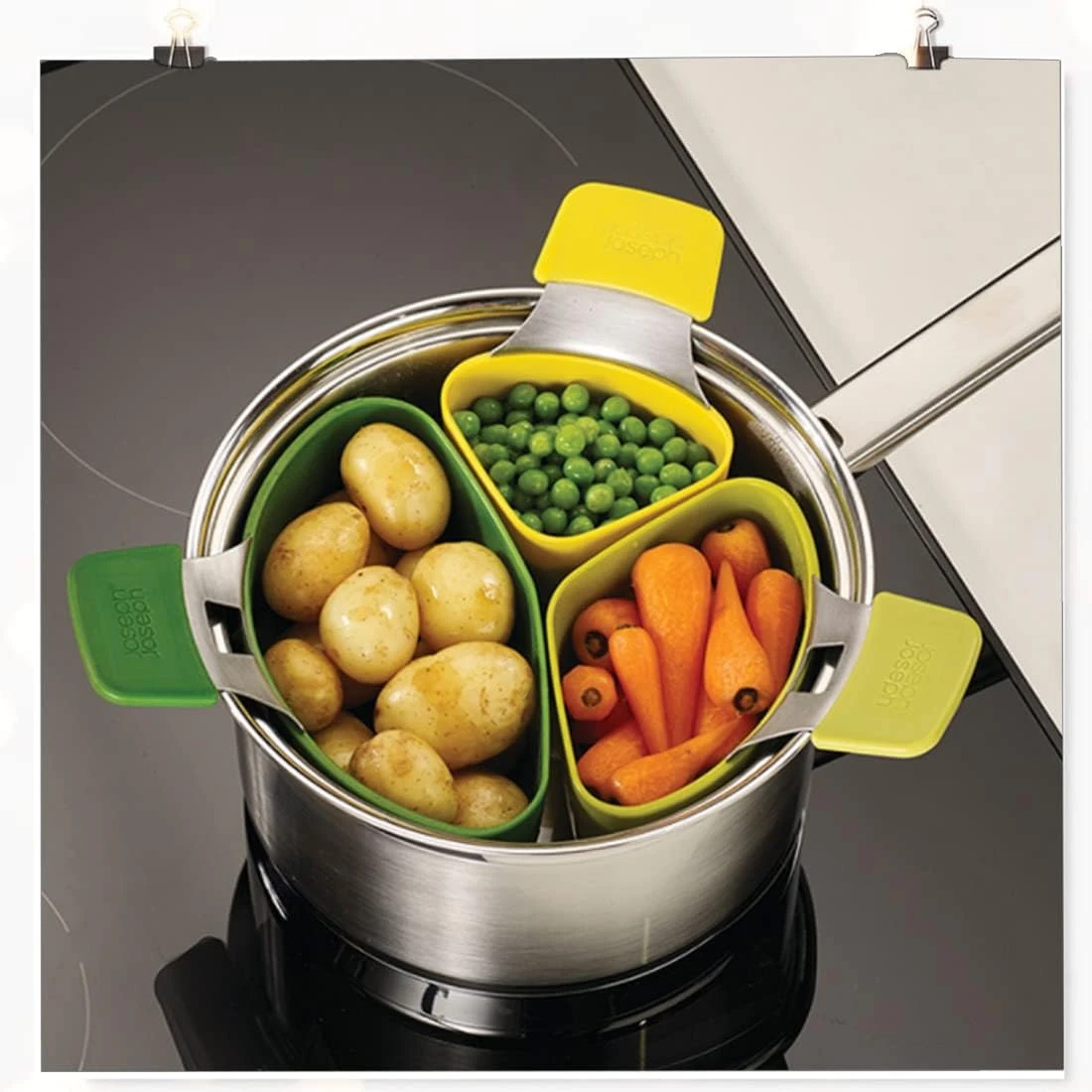 Kit X3 escurridor de silicona multiusos con patatas, guisantes y zanahorias en una olla.