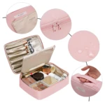Cosmetiquera de viaje rosa 2 en 1 con brochas, maquillaje y compartimentos para organizar tus productos de belleza.